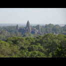 Blick vom Tempelberg des Phnom Bakheng auf Angkor Wat